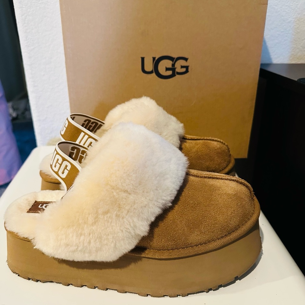 Ugg funkette size 8. Wore about 5 times. Great condition!